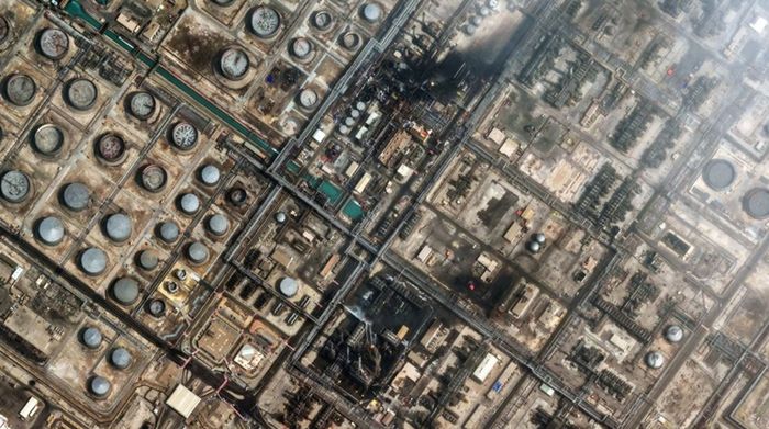 2일(현지시간) 사우디아라비아 라스타누라 정유공장이 드론 공격을 받은 모습이다. ⓒ AP/연합뉴스