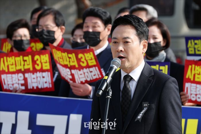 장동혁 국민의힘 대표가 지난 5일 오전 서울 종로구 청와대 앞 분수대 광장에서 열린 국민의힘 현장 의원총회에서 규탄 발언을 하고 있다. ⓒ데일리안 홍금표 기자