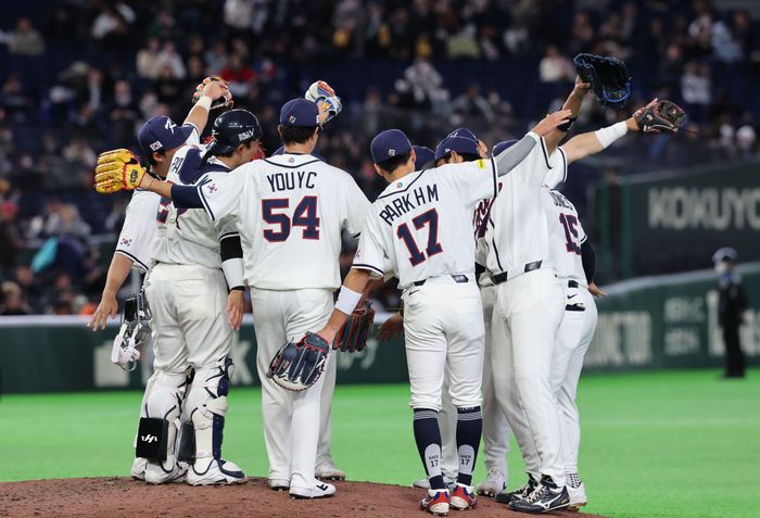 5일 일본 도쿄돔에서 열린 2026 WBC 조별리그 C조 1차전 한국과 체코와의 경기서 11- 4로 승리한 대한민국 선수들이 자축하며 비행기 세리머니를 하고 있다. ⓒ 뉴시스
