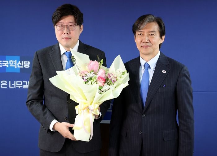 조국 조국혁신당 대표가 11일 오전 서울 여의도 조국혁신당 당사에서 열린 전문가 입당식에서 이규원 전 대구지검 부부장검사에게 꽃다발을 전달한 후 기념촬영을 하고 있다. 2024.03.11.ⓒ뉴시스