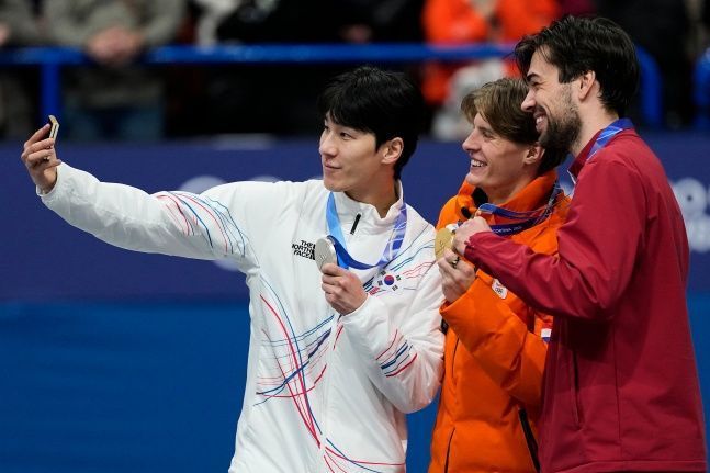 쇼트트랙 남자 1500m에서 은메달 획득한 황대헌(맨 왼쪽). ⓒ AP=뉴시스