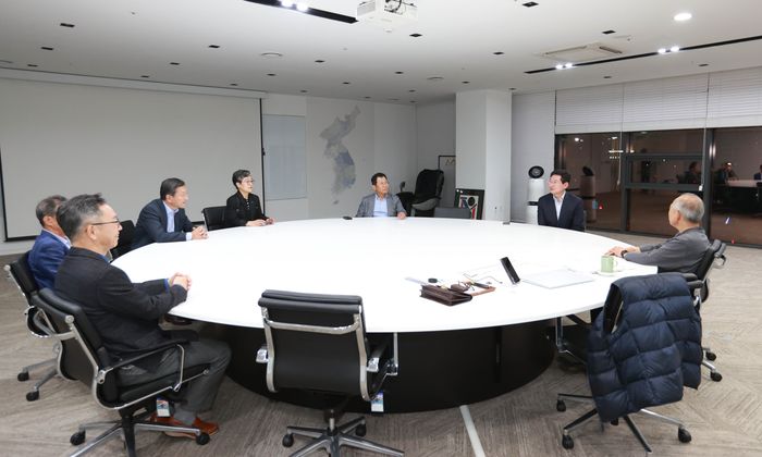 이상일 용인특례시장이 지역 내 반도체 기업 대표들과 간담회를 갖고 있다. ⓒ용인시 제공