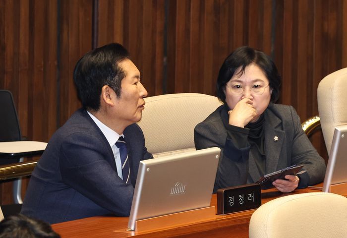 정청래 더불어민주당 대표와 김현 의원이 국회에서 열린 제432회국회(임시회) 제6차 본회의에서 대화하고 있다. ⓒ뉴시스