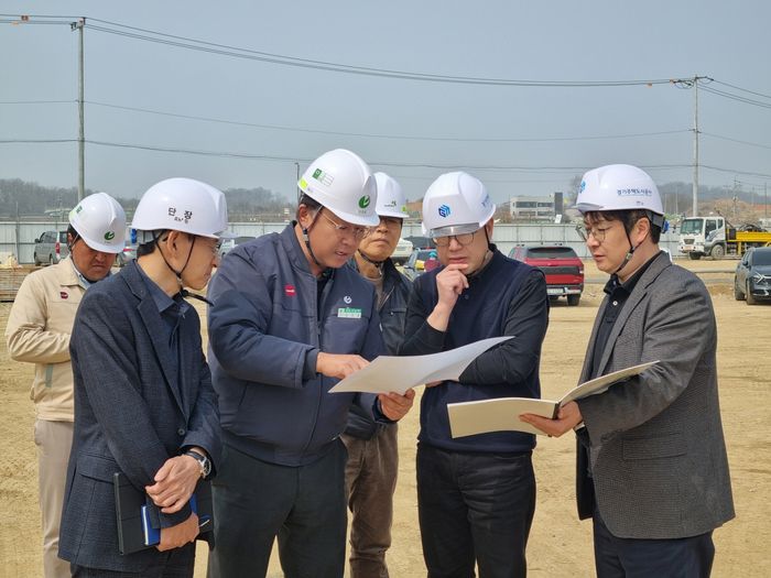 GH 관계자들이 광명학온지구 현장을 방문했다. ⓒGH 제공