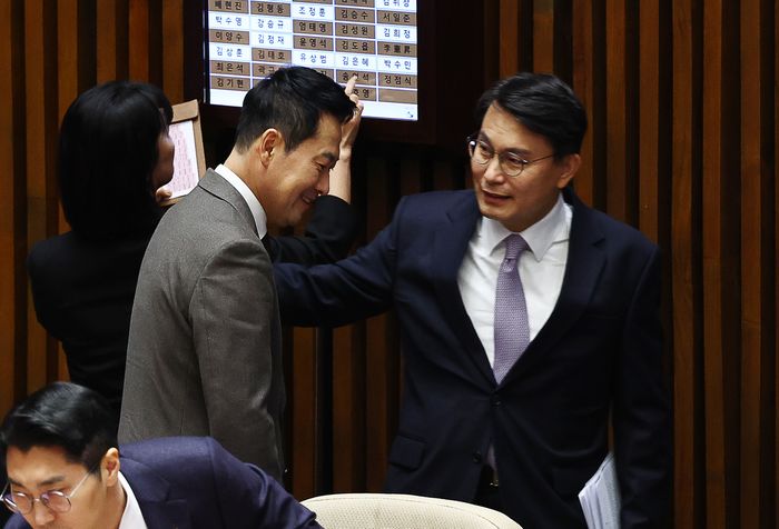 윤상현 국민의힘 의원(오른쪽)이 지난달 29일 오후 서울 여의도 국회에서 열린 본회의에서 장동혁 대표의 어깨를 만지고 있다.ⓒ뉴시스