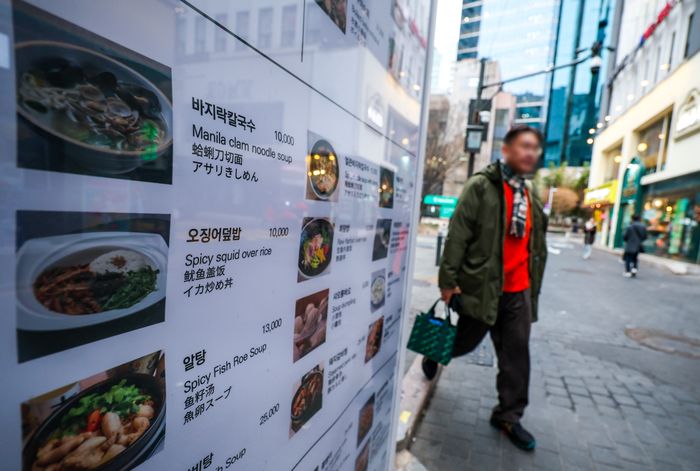 서울 중구 명동의 한 음식점에 메뉴 안내문이 붙어있다.ⓒ뉴시스