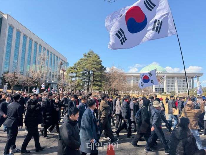 현장 지지자들의 다수는 윤어게인(YOON AGAIN)으로 구성된 강성 지지층이었다. 이들은 