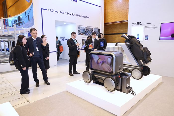 AW2026 전시장 내 현대차·기아 로보틱스랩 부스에서 관람객들이 모베드 콘셉트 모델을 둘러보고 있다. ⓒ현대자동차·기아