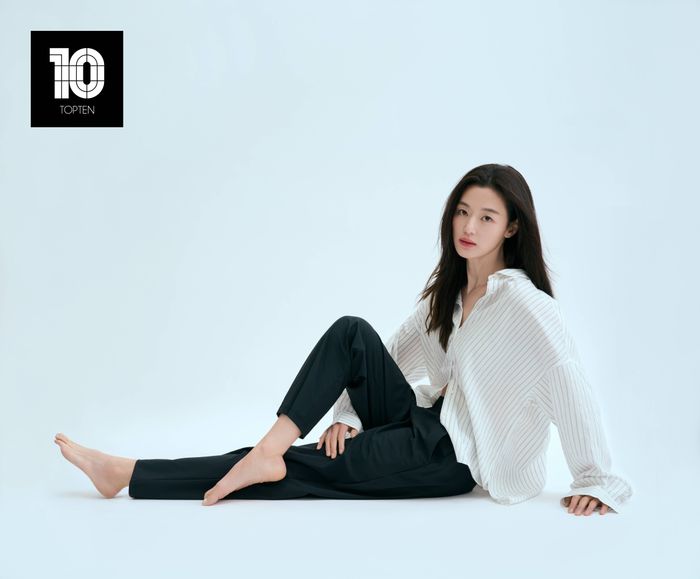 탑텐 브랜드 앰버서더 전지현 ‘수퍼스트레치 스트레이트 팬츠’ 착장 화보.ⓒ신성통상