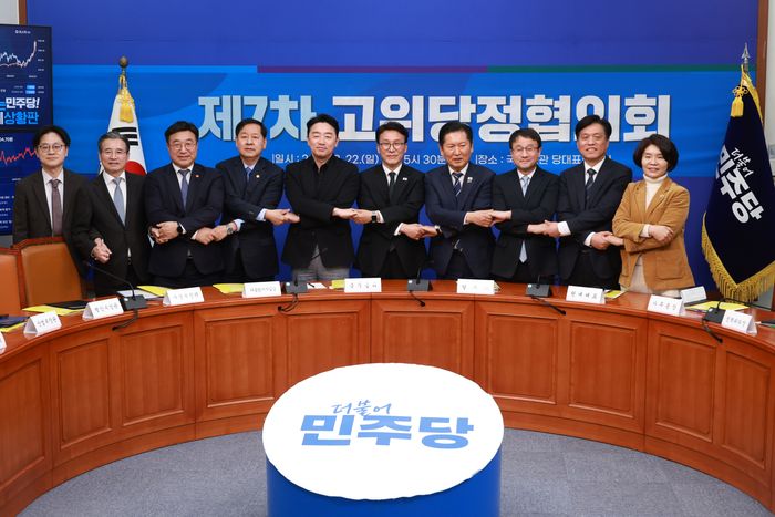 정청래 더불어민주당 대표, 김민석 국무총리, 강훈식 대통령 비서실장 등 당정 대표자들이 22일 국회에서 열린 제7차 고위당정협의회에서 기념촬영하고 있다. ⓒ뉴시스