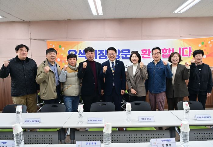 김대순 행정2부지사가 24일 오산 오색시장 ‘통큰세일’ 현장을 방문, 기념촬영을 하고 있다.ⓒ
