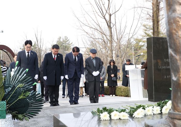 최대호 안양시장(오른쪽에서 두 번째)이 안양 자유공원 내 보훈광장 애국지사 기념상에 참배하고 있다. ⓒ안양시 제공