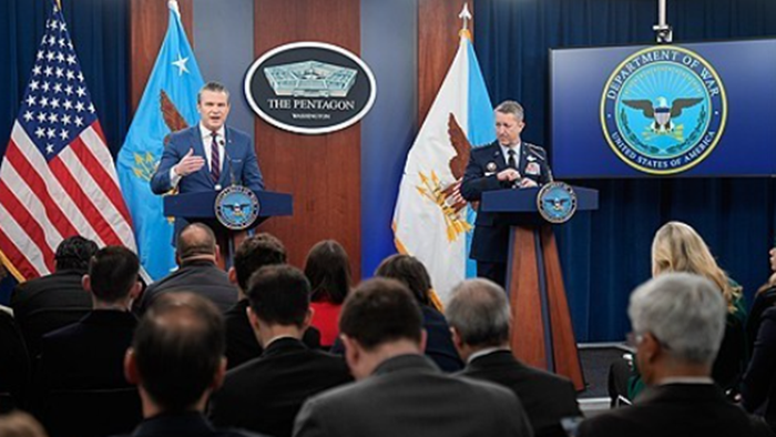피트 헤그세스(왼쪽) 미국 국방장관이 지난 10일 댄 케인 합참의장과 함께 브리핑을 진행하고 있다. ⓒAP/연합뉴스