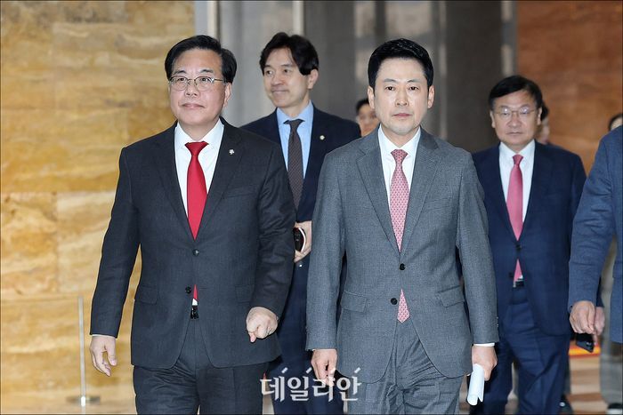 국민의힘 장동혁 대표, 송언석 원내대표 등이 9일 오후 서울 여의도 국회에서 열린 국민의힘 긴급 의원총회에 참석하기 위해 이동하고 있다. ⓒ데일리안 홍금표 기자