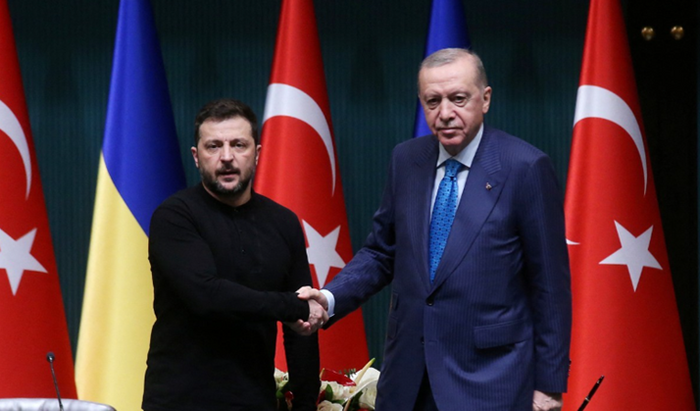 볼로디미르 젤렌스키(왼쪽) 우크라이나 대통령이 지난해 2월 18일 레제프 타이이프 에르도안 튀르키예 대통령과 튀르키예 앙카라에서 만나 악수하고 있다. ⓒ로이터/연합뉴스
