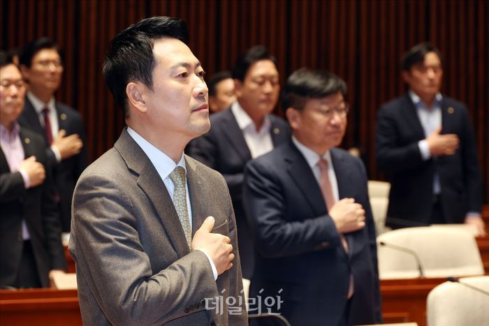 장동혁 국민의힘 대표가 19일 오전 서울 여의도 국회에서 열린 국민의힘 의원총회에서 국민의례를 하고 있다.ⓒ데일리안 홍금표 기자