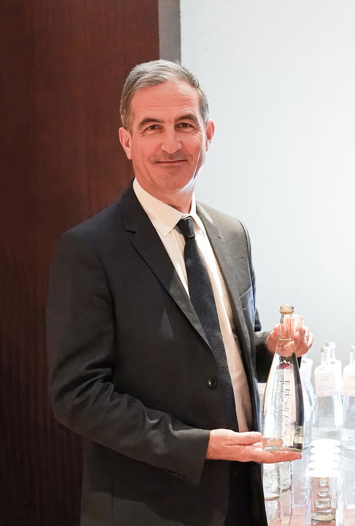 지난 19일 앙트완 포트만 에비앙 볼빅 인터내셔널 및 유럽 생수 부문 회장이 서울 한남동 그랜드하얏트 서울 비즈니스룸에서 데일리안 등 일부 매체와 인터뷰를 진행한 후 사진 촬영을 하고 있다.ⓒ신세계L&B