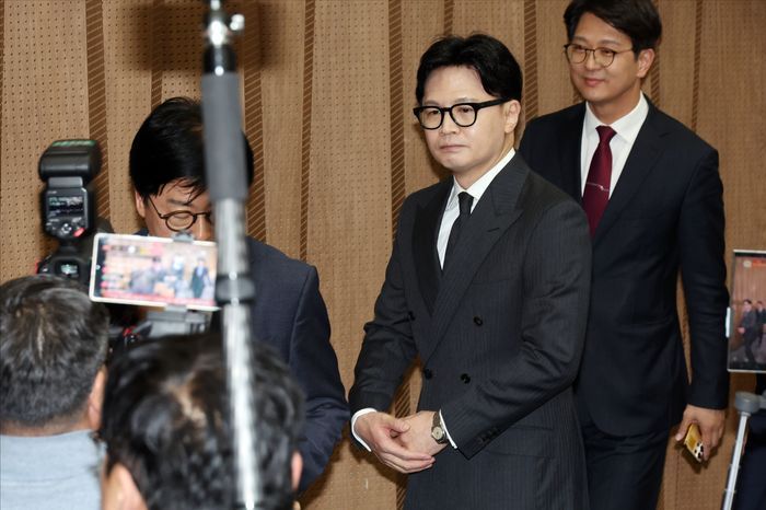 한동훈 국민의힘 전 대표가 20일 오후 서울 여의도 국회 소통관 기자회견장에서 기자회견을 마친 김종혁 국민의힘 전 최고위원과 기자회견장을 나서고 있다. ⓒ데일리안 홍금표 기자