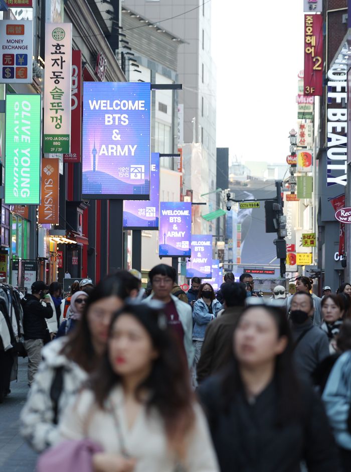 방탄소년단(BTS)의 컴백 공연을 계기로 서울 광화문과 명동 일대 유통가가 특수를 누리고 있는 22일 서울 중구 명동거리에 BTS와 팬클럽 아미를 환영하는 메시지 영상이 미디어 폴을 통해 송출되고 있다.ⓒ뉴시스