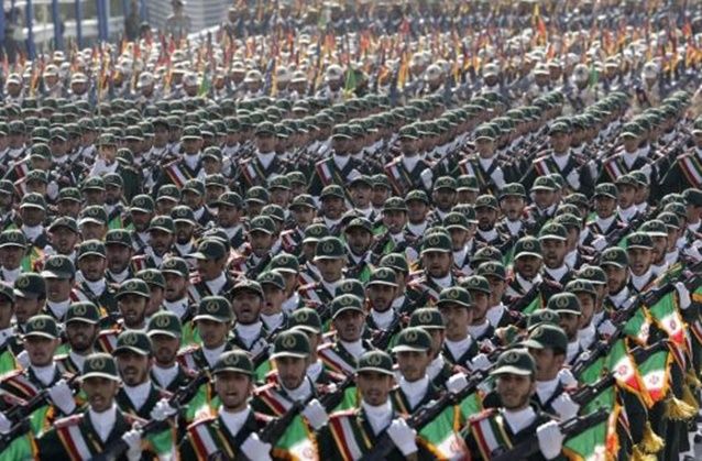 이란 이슬람혁명수비대 대원들이 열병식을 펼치고 있다. ⓒ AP/뉴시스