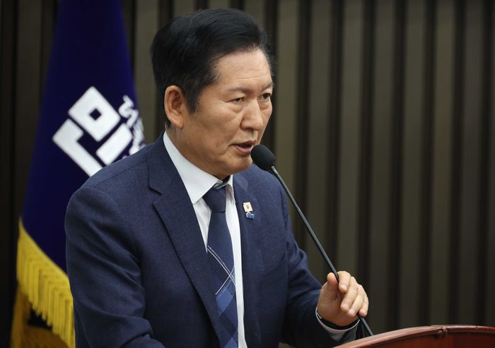정청래 더불어민주당 대표가 31일 오후 국회에서 열린 의원총회에서 발언을 하고 있다. ⓒ뉴시스