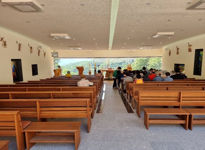 ⓒ성당 내부와 제대 앞이 통창으로 되어 훤히 트인 모습