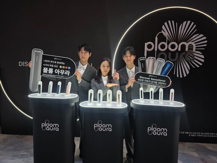 모델들이 31일 오전 서울 영등포구 페어몬트 앰배서더 서울 호텔에서 JTI코리아의 차세대 궐련형 전자담배 디바이스 신체품 