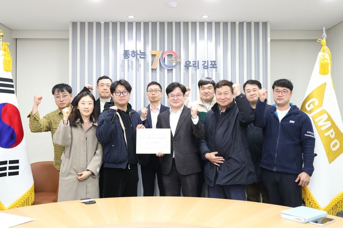 김병수(가운데) 김포시장이 지난 3일 서울지하철 5호선 국회국민청원에 힘쓴 시민들을 만나 사진촬영을 하고 있다. ⓒ 김포시 제공