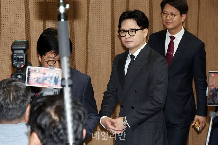 한동훈 국민의힘 전 대표가 20일 오후 국회 소통관 기자회견장에서 기자회견을 마친 김종혁 국민의힘 전 최고위원과 기자회견장을 나서고 있다. ⓒ데일리안 홍금표 기자
