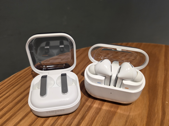 버즈4 프로(왼쪽) 버즈3 프로ⓒ데일리안 조인영 기자