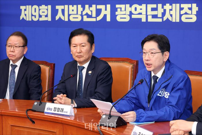 더불어민주당 경남도지사 후보로 결정된 김경수 지방시대위원장이 5일 국회에서 열린 중앙당 공천관리위원회 지방선거 후보 공천 심사 결과 발표 회견에서 소감을 말하고 있다. 왼쪽은 정청래 대표 ⓒ데일리안 홍금표 기자