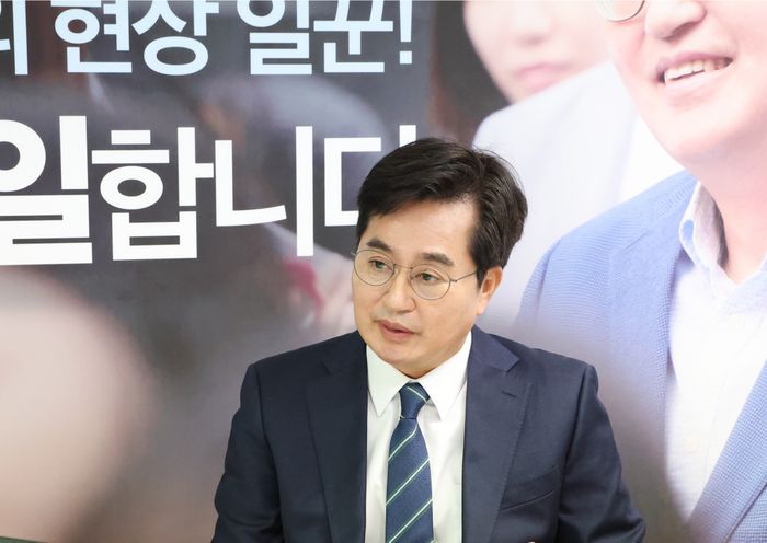 6·3 지방선거 더불어민주당 경기도지사 후보인 김동연 경기도지사가 27일 수원시 인계동 선거사무소인 