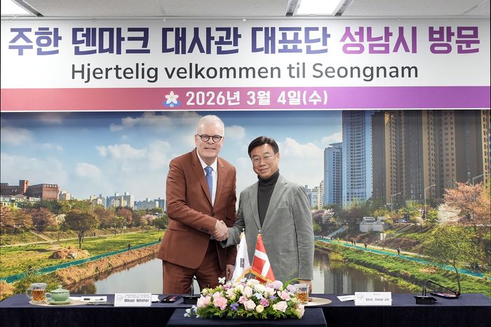 신상진 성남시장이 지난 4일 시청을 방문한 미카엘 헴니티 빈터(Mikael Hemniti Winther) 주한 덴마크 대사와 기념사진을 찍고 있다. ⓒ 성남시 제공
