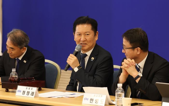 정청래(가운데) 더불어민주당 대표가 13일 전북 순창군 발효미생물산업진흥원에서 열린 
