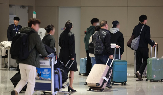 5일 중동을 방문했던 여행객 및 기타 이용객들이 인천국제공항 제2여객터미널을 통해 입국하고 있다. ⓒ연합뉴스