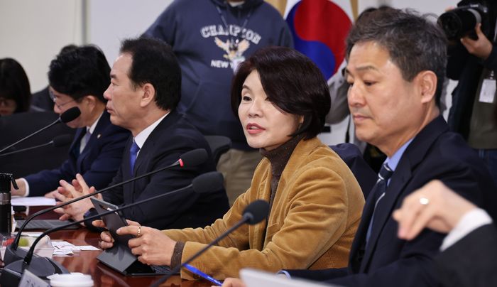 한정애 더불어민주당 정책위의장이 5일 오전 의원회관에서 열린 