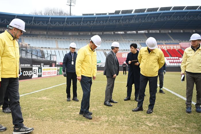 부천시 점검단이 경기할 그라운드 상태를 살피고 있다ⓒ부천시제공