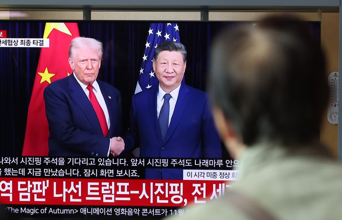 2025년 10월 30일 오전 서울 중구 서울역 대합실에서 시민들이 도널드 트럼프 미국 대통령과 시진핑 중국 국가주석의 미-중 정상회담을 시청하고 있다.ⓒ뉴시스
