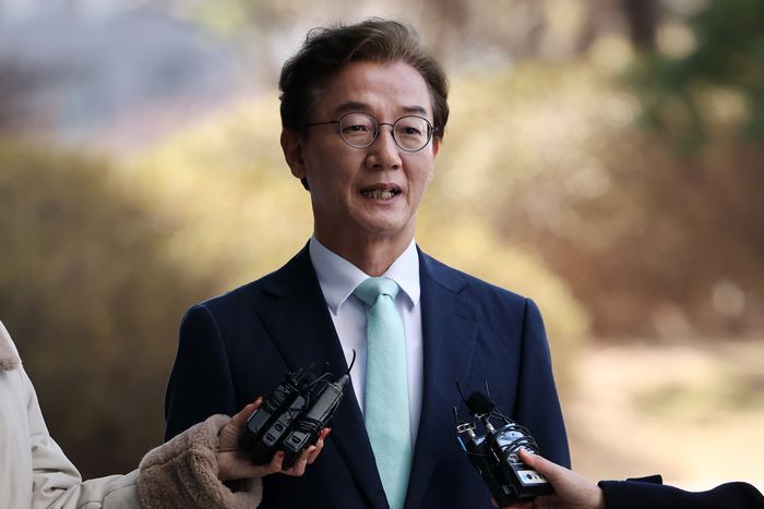 통일교 측으로부터 한일 해저터널 건설 사업 추진 등을 대가로 금품을 받은 혐의를 받는 전재수 더불어민주당 의원이 지난 19일 서울 서초구 검·경 합동수사본부로 출석하며 취재진 질문에 답하고 있다. ⓒ연합뉴스