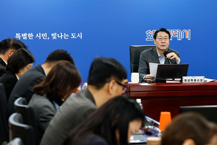 정명근 시장이 지난 26일 시정전략회의를 주재하고 있다. ⓒ화성시 제공