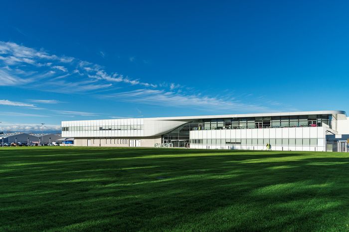 프랑스 동부 퓌블리에(Publier) 에 위치한 에비앙 공장사진 전경. 세계 최대 규모의 천연 미네랄 워터 보틀링 공장이다.ⓒ신세계L&B