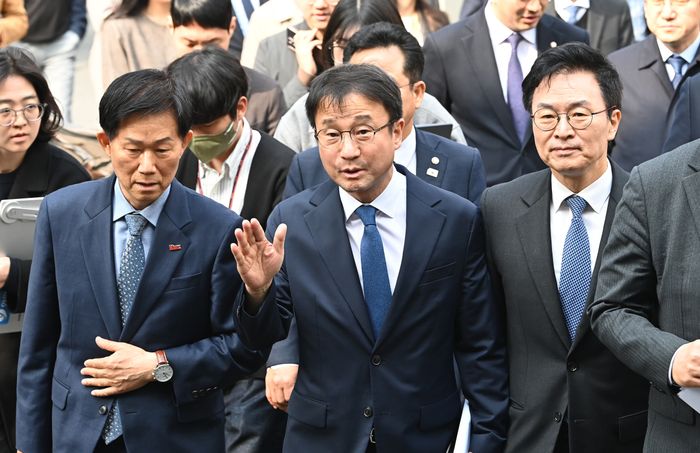 한병도 더불어민주당 원내대표가 27일 경기 광주시 한 플라스틱 제조업체에서 열린 