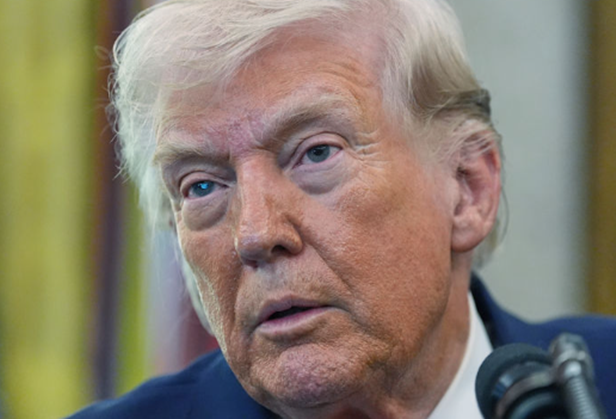 도널드 트럼프 미국 대통령이 24일 백악관 집무실에서 발언하고 있다. ⓒAP/뉴시스