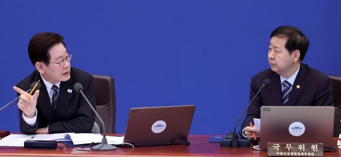 이재명 대통령이 10일 청와대에서 열린 국무회의에서 발언하고 있다. 오른쪽은 구윤철 부총리 겸 재정경제부 장관.ⓒ뉴시스