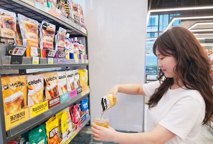 모델이 CU에서 델라페 음료를 구매하고 있다.ⓒCU