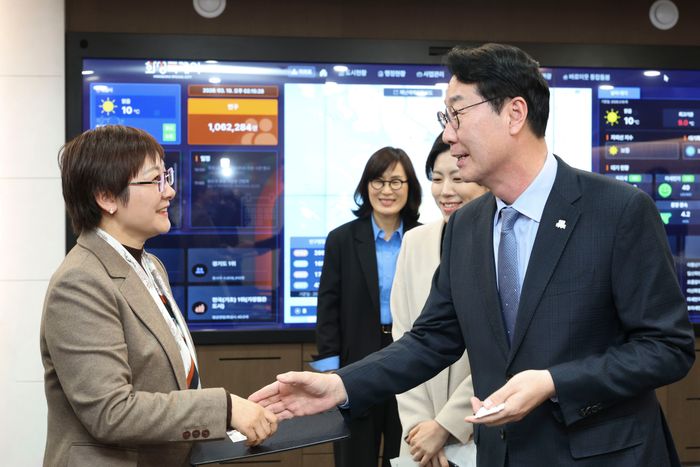 정명근 화성특례시장이 샤오간시 대표단과 명함을 교환하며 인사를 나누고 있다. ⓒ화성시 제공