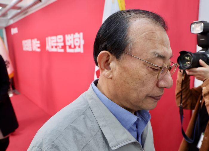 이정현 국민의힘 공천관리위원장이 지난 20일 오전 서울 여의도 국민의힘 중앙당사에서 경북지사 예비경선 결과를 발표하고 이동하고 있다. ⓒ 뉴시스