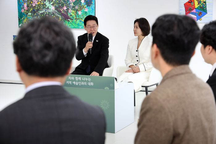 이재명 대통령이 15일 경남 창원시 창동예술촌 아트센터에서에서 열린 차와 함께 나누는 지역예술인과의 대화에서 발언하고 있다. ⓒ뉴시스