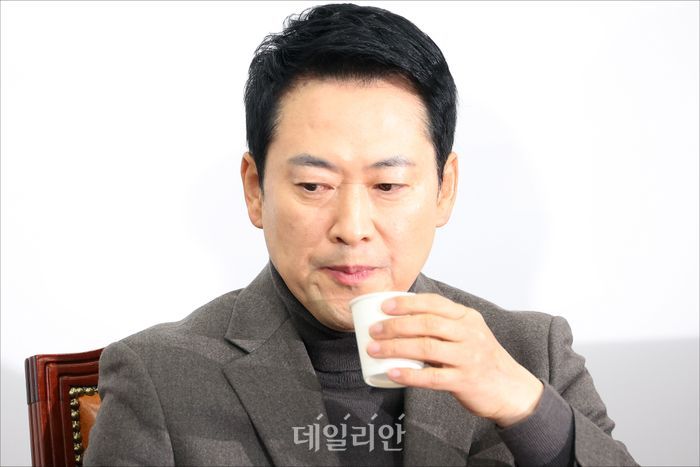 장동혁 국민의힘 대표가 지난달 19일 오전 국회에서 열린 국민의힘 최고위원회의에서 물을 마시고 있다. ⓒ데일리안 홍금표 기자