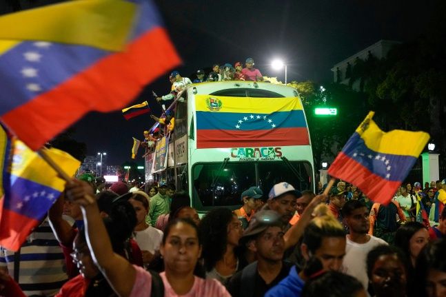 베네수엘라 국민들은 수도 카라카스에서 거리 응원을 펼치며 “베네수엘라가 미국을 이겼다”며 환호했다. ⓒ AP=뉴시스